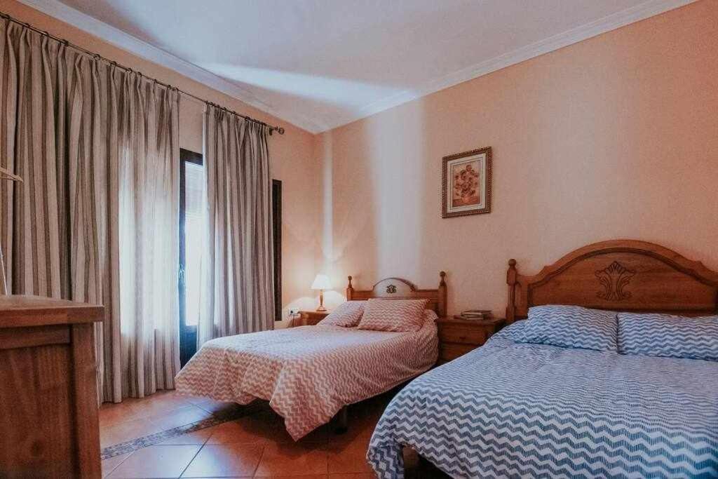 Casa con jacuzzi, sauna, bodeguita rociera y chimenea, de lujo Cabeza la Vaca Exterior foto